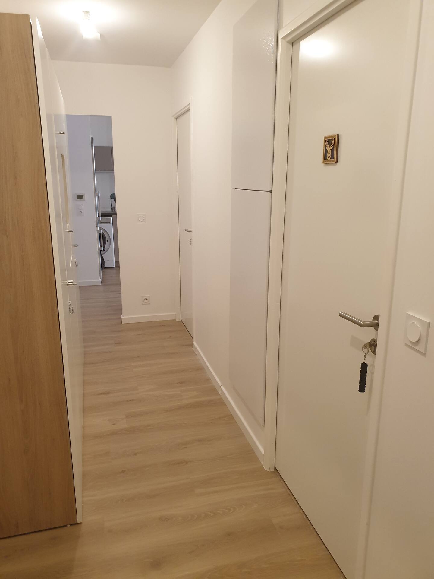 le couloir d’accès à votre chambre, la première à droite.
