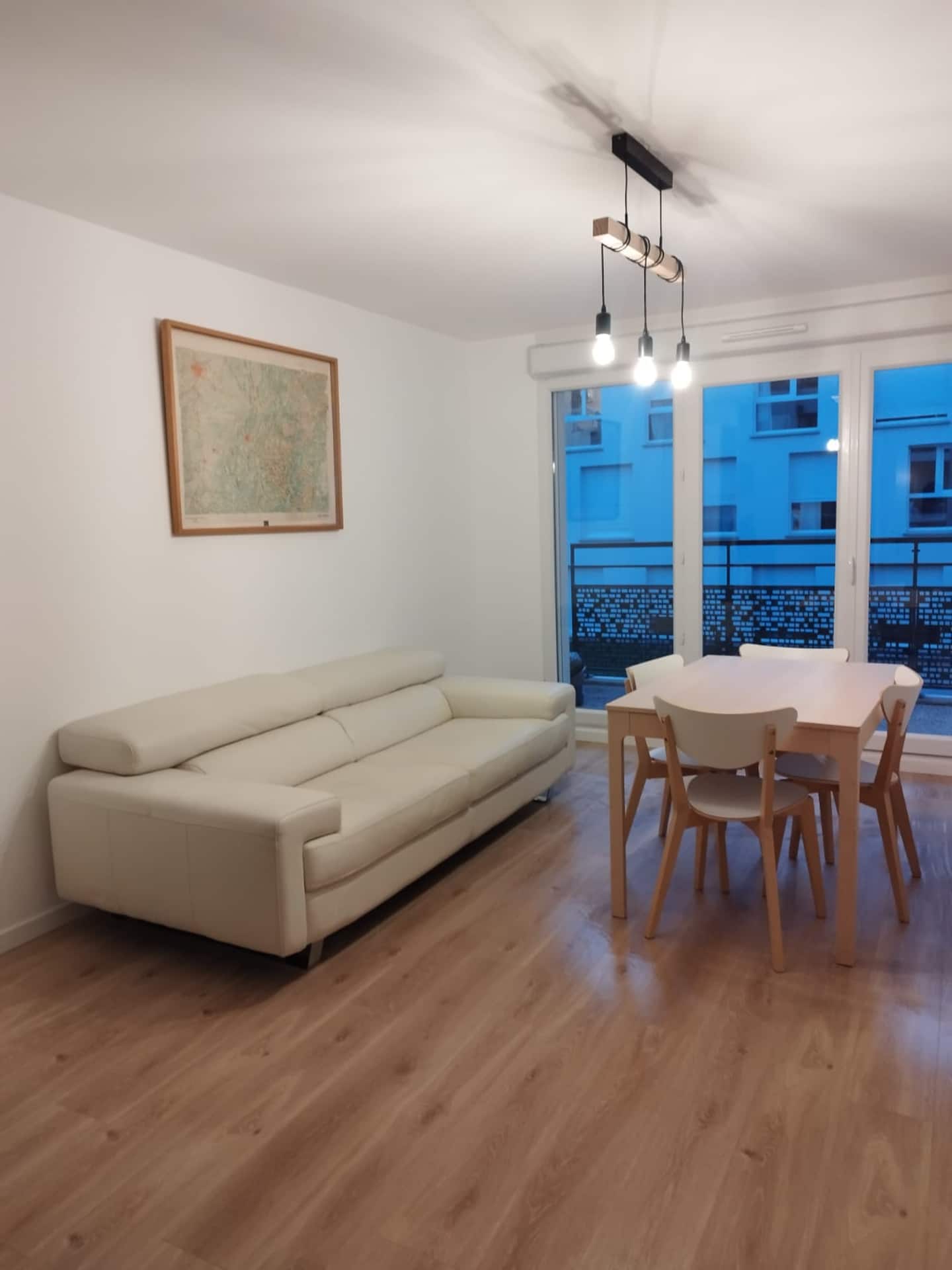 Le salon partagé avec canapé pour se détendre et pourquoi pas sympathiser avec d'autres locataires et balcon partagés