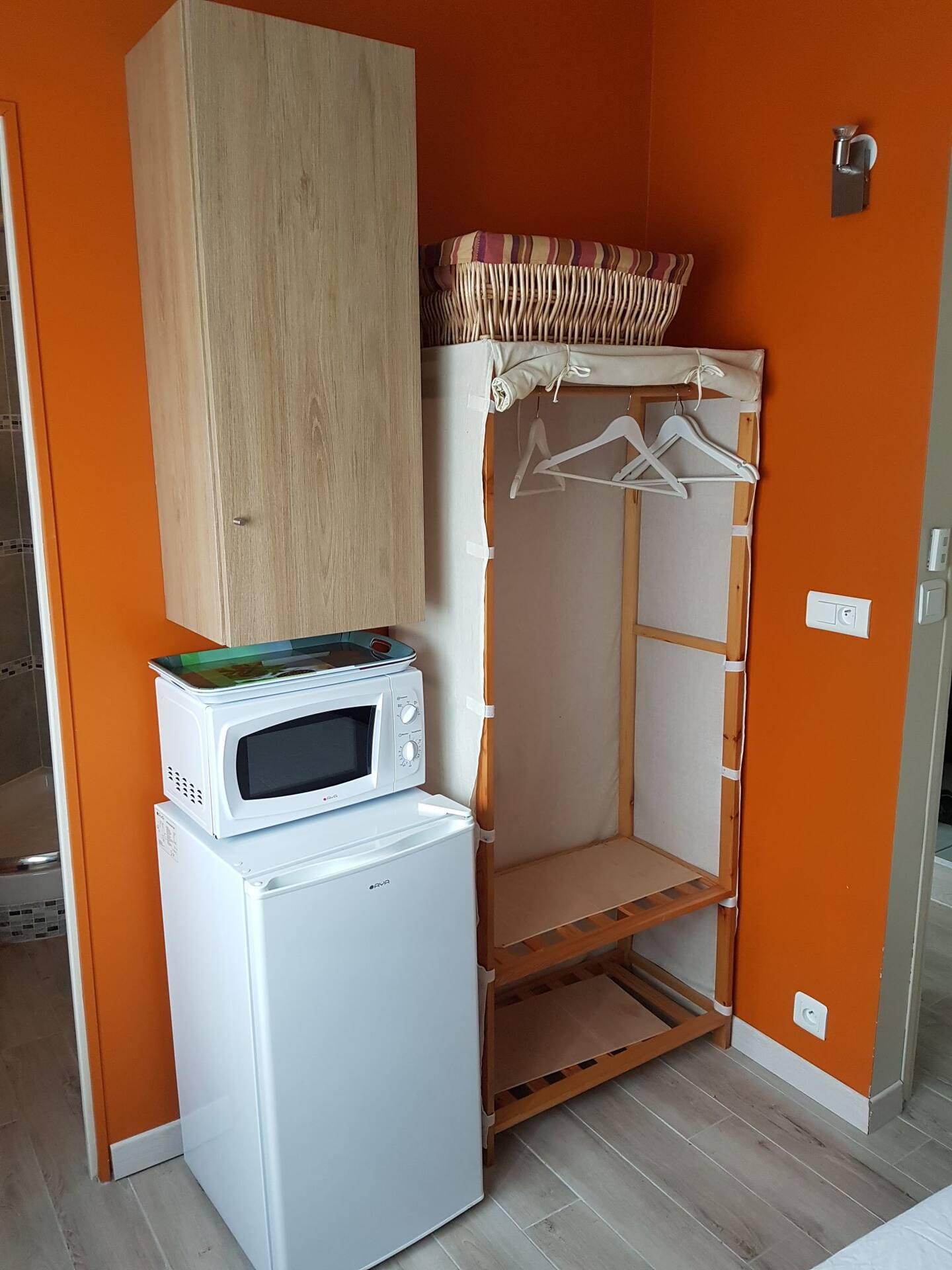 penderie, micro onde et frigo